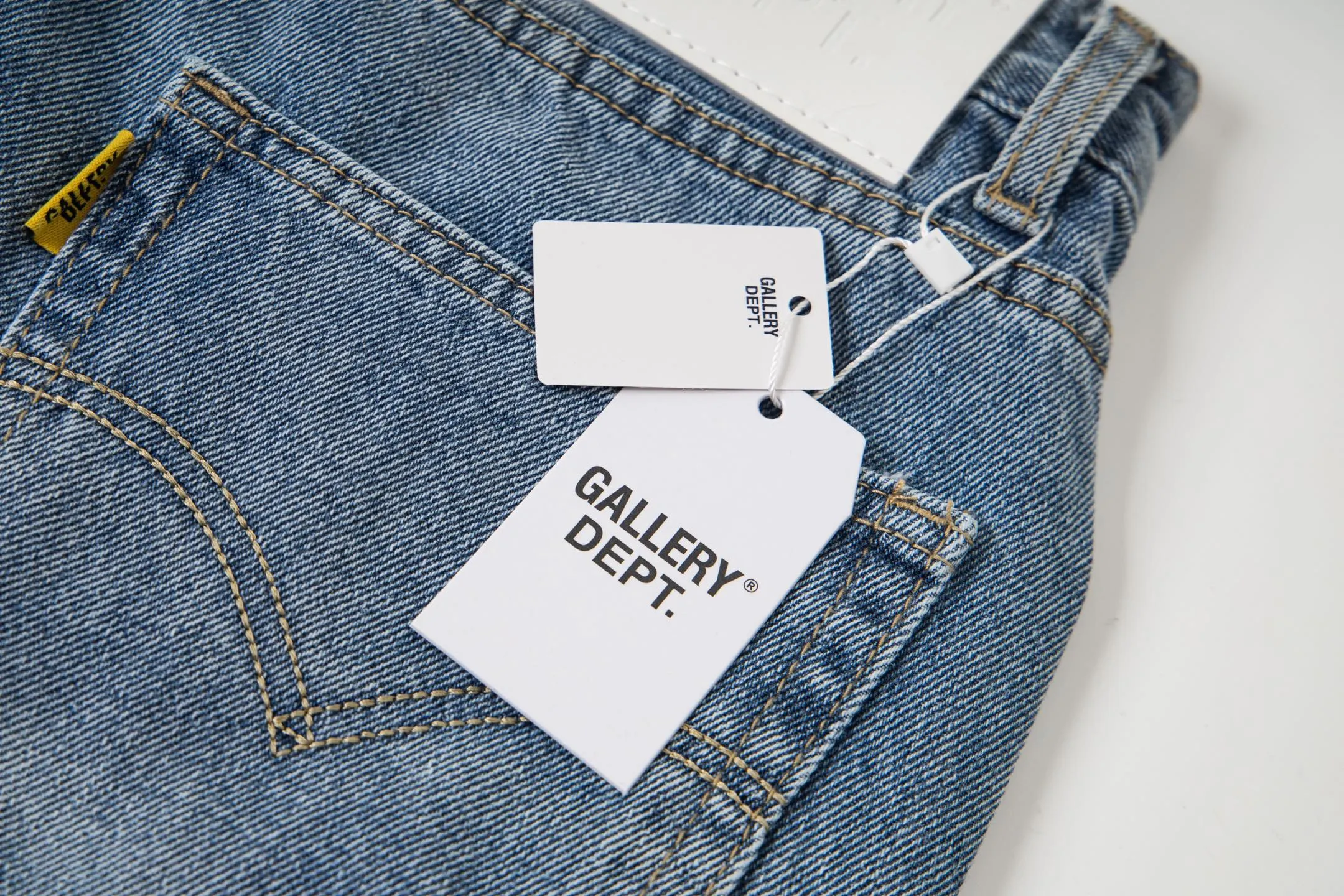 P240 Chrome Hearts Gallery co-branded limited-edition cross-flared flared jeans are a hot item this season and are sought after by countless celebrities and fashionistas. The neat details of the cutting process add color to the playful fashion! The neat and meticulous design, and the well-fitting structure is unique. The upper body not only has outstanding recognition, but also looks younger and younger. A style with the ultimate wearing meaning and performance, gorgeous color matching, and the craftsmanship of this style is also extremely extraordinary. After the finished product is washed, it is disassembled and hand-made with sheepskin cross leather and then spliced ​​together to complete. The whole piece has too many craftsmanship to describe. It is decorated with patchwork cross flowers and high-waisted washed jeans! ! Absolutely high-end luxury product, a god-level single product, a super popular product, made by top heavy industry, a magic weapon that cannot be missed to hit the streets. Style number: 1843 Size: 28 30 32 34 36 Color: blue